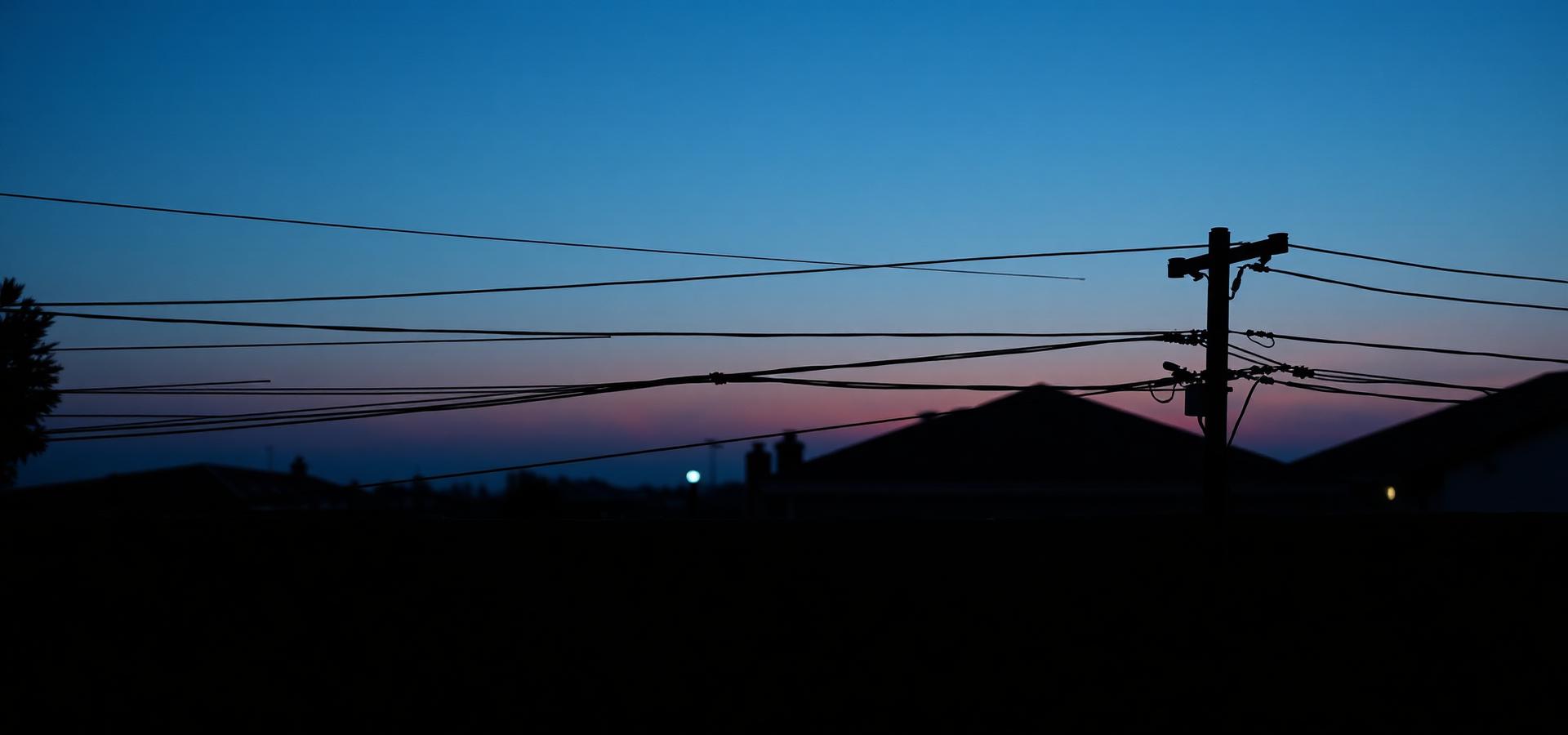 Cerca elétrica instalada no topo de muro residencial